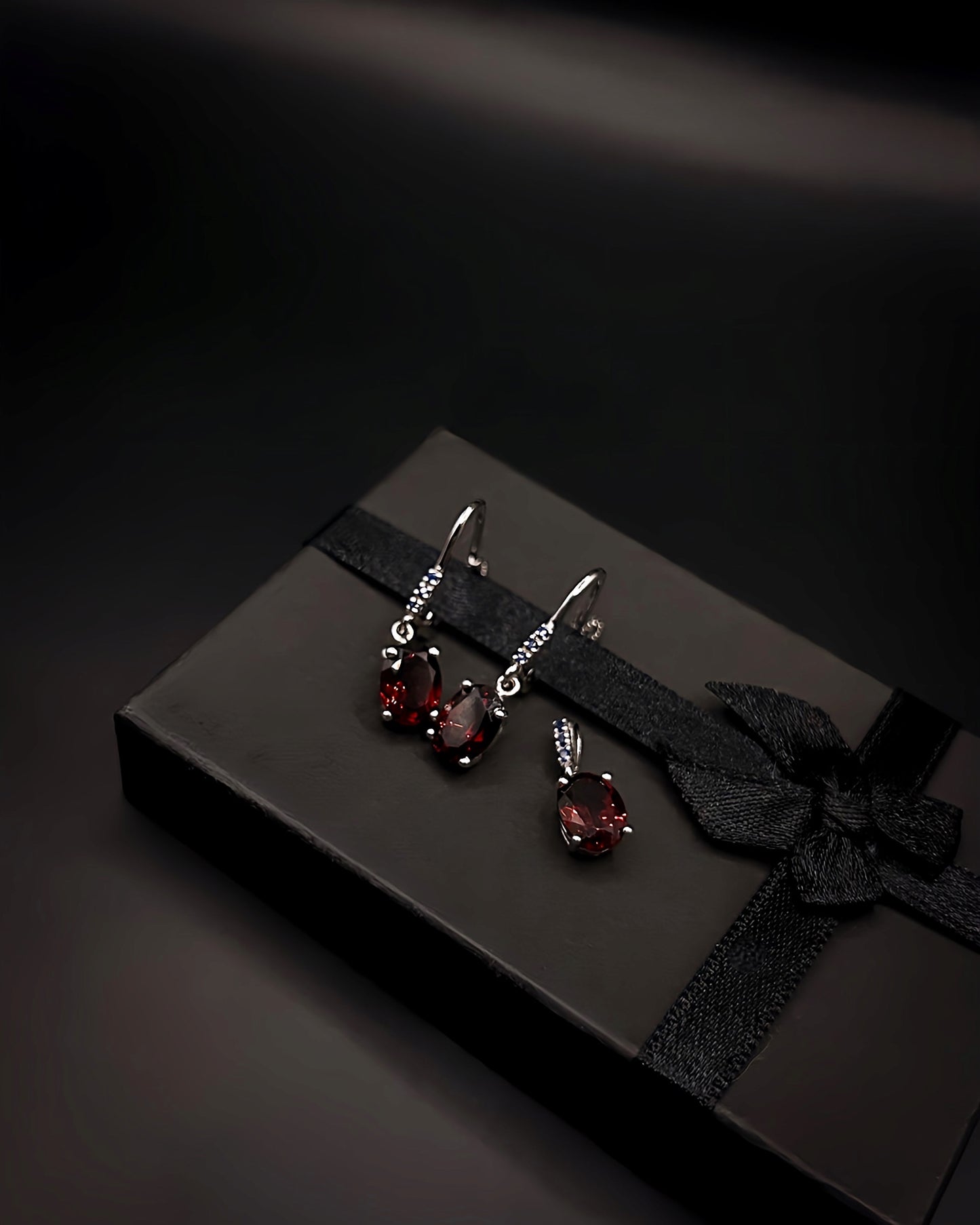 White Gold Pendant & Earrings Set with Natural Garnets